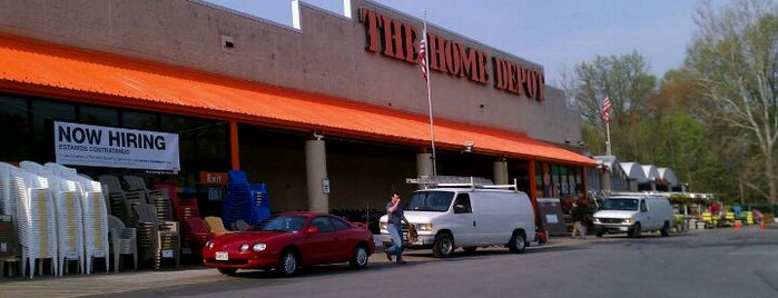 The Home Depot is one of Tempat yang Disukai Larry.