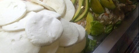 Full Arepa is one of Excelentes Lugares para Comer.