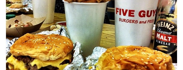 Five Guys is one of Tah Lieashさんのお気に入りスポット.