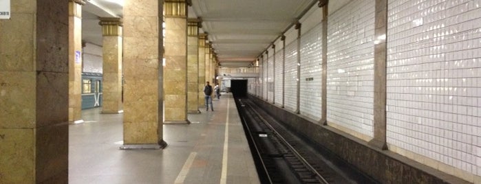 metro Park Kultury, line 1 is one of Московское метро | Moscow subway.
