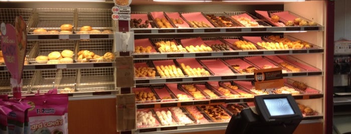 Dunkin' is one of Erikさんのお気に入りスポット.