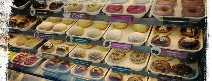 Krispy Kreme is one of Tempat yang Disimpan Gül.