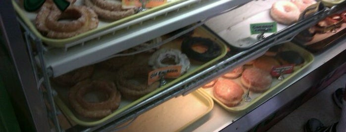 Donuts To Go is one of สถานที่ที่ Lisa ถูกใจ.