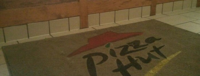 Pizza Hut is one of สถานที่ที่ Inez ถูกใจ.