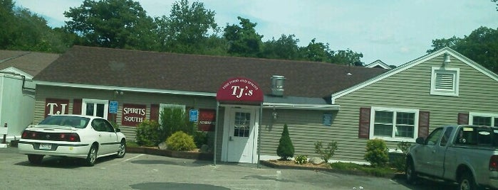 TJ's Fine Food and Spirits is one of Lieux qui ont plu à Gail.