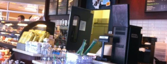 Starbucks is one of Orte, die Chester gefallen.