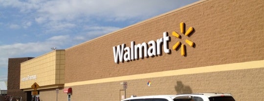 Walmart Supercenter is one of สถานที่ที่ Ken ถูกใจ.