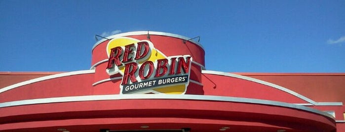 Red Robin Gourmet Burgers and Brews is one of Tempat yang Disukai Natalie.