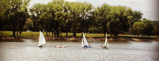 Gray's Lake Park is one of Lugares favoritos de Jake.