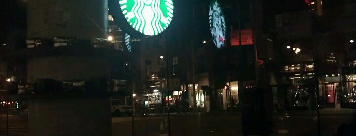 Starbucks is one of Tempat yang Disukai Doc.