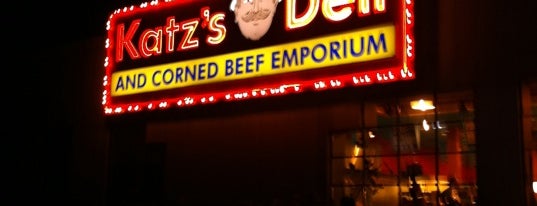 Katz's Deli & Corned Beef Emporium is one of สถานที่ที่ Skeeter ถูกใจ.