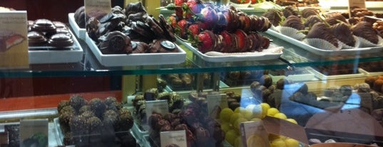 Godiva Chocolatier is one of Orte, die Lori gefallen.