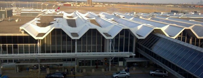 Aeropuerto Internacional de Mineápolis-Saint Paul (MSP) is one of Best Places Near the Days Hotel University!.