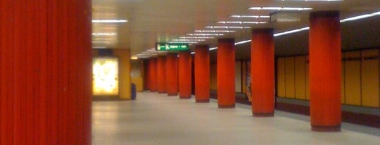 Klinikák (M3) is one of Budapesti metrómegállók.