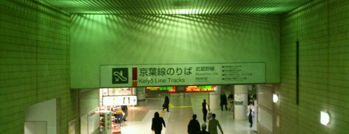 京葉線東京駅に続く長い道のり中間地点 is one of 要修正1.