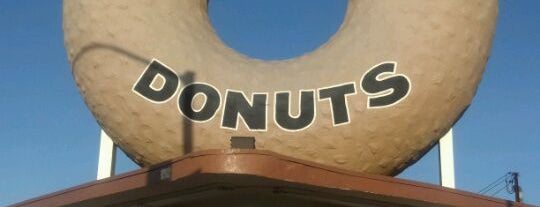 Randy's Donuts is one of Los Angeles Curiosities.