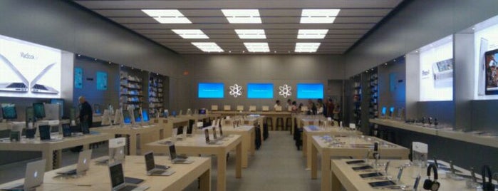 Apple Valencia Town Center is one of Arnieさんのお気に入りスポット.
