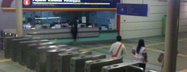 RapidKL Plaza Rakyat (ST4) LRT Station is one of RapidKL Rail.