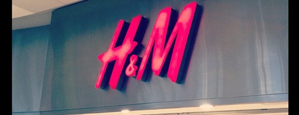 H&M is one of Orte, die Juliette gefallen.