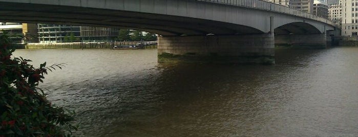 London Bridge is one of Tempat yang Disukai Dave.
