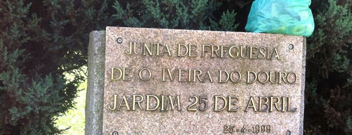 Jardim 25 de Abril is one of Parques, Jardins e Areas Protegidas.