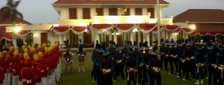 Gedung Negara Grahadi is one of Tempat Bersejarah di Surabaya.