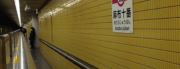 Oedo Line Azabu-juban Station (E22) is one of สถานที่ที่ Hide ถูกใจ.