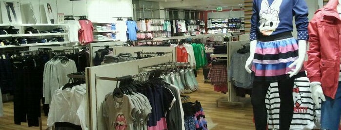 H&M is one of Auhof Center.