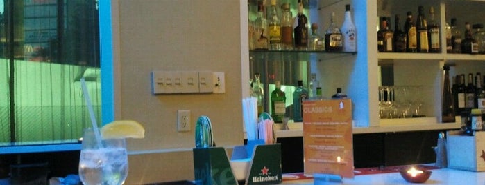 Mix Cocktail Bar+Kitchen is one of Cristina 님이 좋아한 장소.