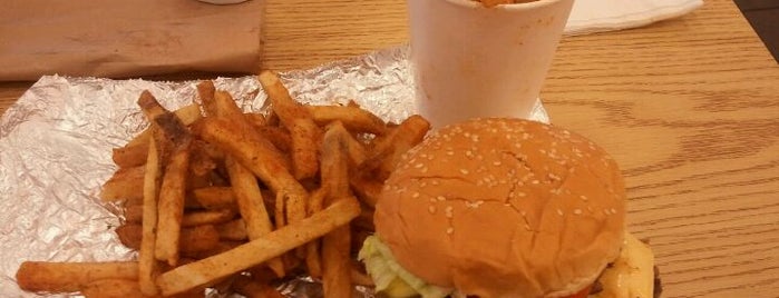 Five Guys is one of Lugares favoritos de 💋💋Miss.