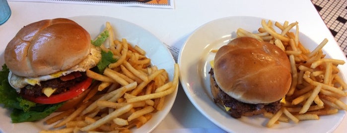 Steak 'n Shake is one of Lugares favoritos de Tall.