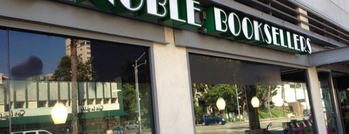 Barnes & Noble is one of Lieux qui ont plu à Tom.