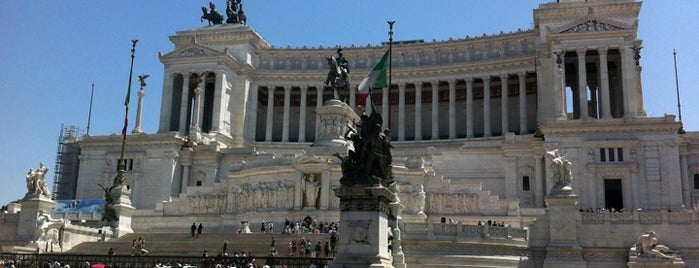 Piazza Venezia is one of Da non perdere a Roma.