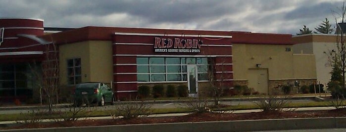 Red Robin Gourmet Burgers and Brews is one of Tempat yang Disukai Brian.