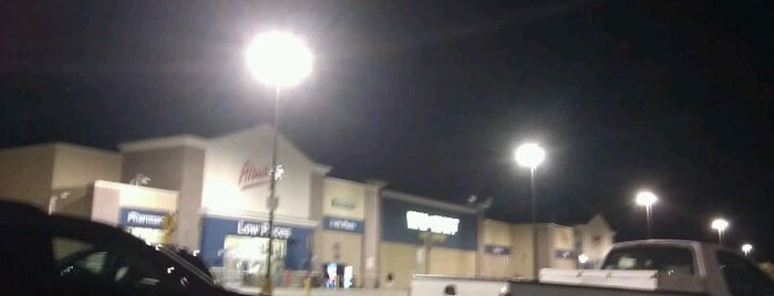 Walmart Supercenter is one of Tempat yang Disukai David.
