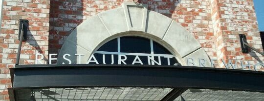 BJ's Restaurant & Brewhouse is one of Tempat yang Disukai Katrina.
