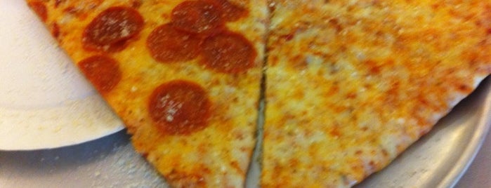 Tony's Pizza is one of สถานที่ที่บันทึกไว้ของ Alejandra 🌻.
