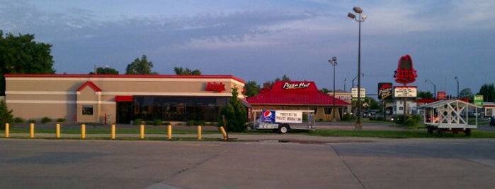 Pizza Hut is one of Must-visit Food in Indianola.