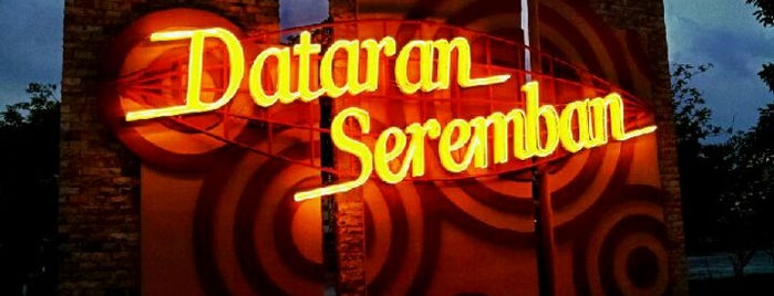 Dataran Seremban is one of สถานที่ที่ ꌅꁲꉣꂑꌚꁴꁲ꒒ ถูกใจ.
