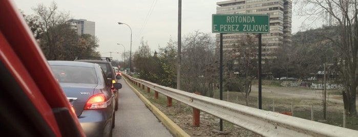 Rotonda Pérez Zujovic is one of สถานที่ที่ Gustavo ถูกใจ.