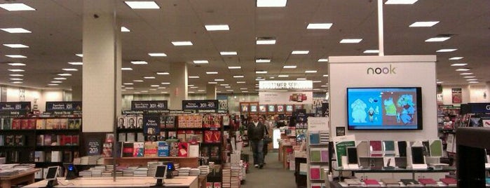 Barnes & Noble is one of สถานที่ที่ Soy ถูกใจ.