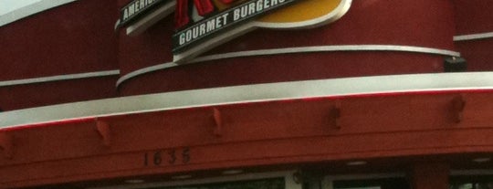 Red Robin Gourmet Burgers and Brews is one of Tempat yang Disukai Darek.