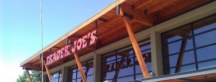 Trader Joe's is one of สถานที่ที่ Serif ถูกใจ.
