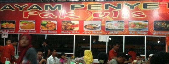 Ayam Penyet Pak Ulis is one of Favorit Place.