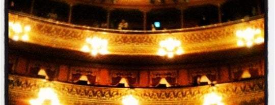Teatro Colón is one of Lieux qui ont plu à Max.