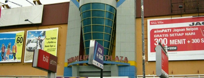 Lucky Plaza is one of Tempat yang Disukai A.