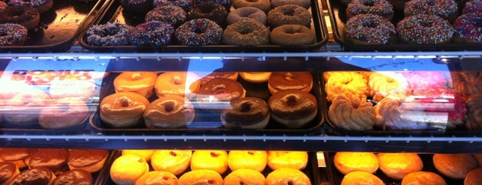 Donut Bistro is one of สถานที่ที่ Vicky ถูกใจ.