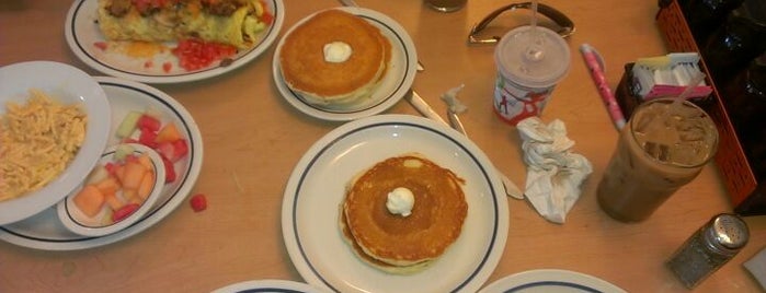 IHOP is one of Lugares favoritos de Henoc.