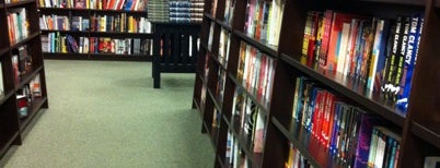 Barnes & Noble is one of Orte, die Tammy gefallen.