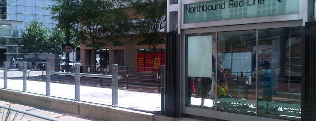 METRORail Main Street Square (Northbound) Station is one of Lieux qui ont plu à Bobby.